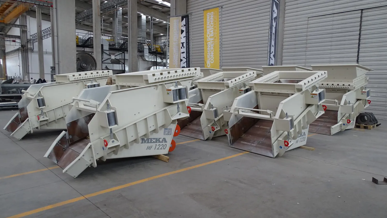 Industrial vibrating machines fitted with damping systems in a workshop
