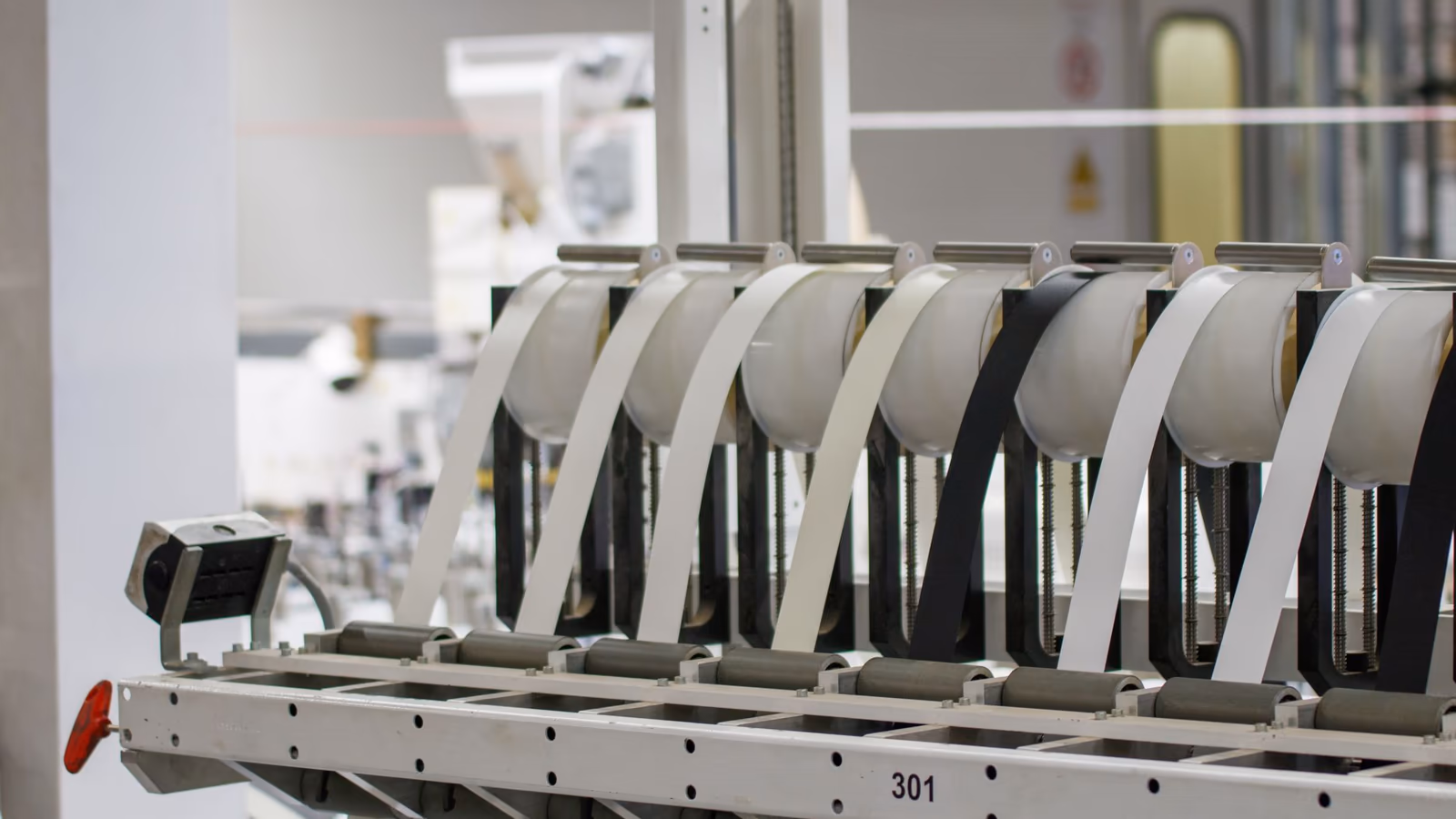 Ligne de fabrication de bandes polymères chez un fournisseur industriel au Canada