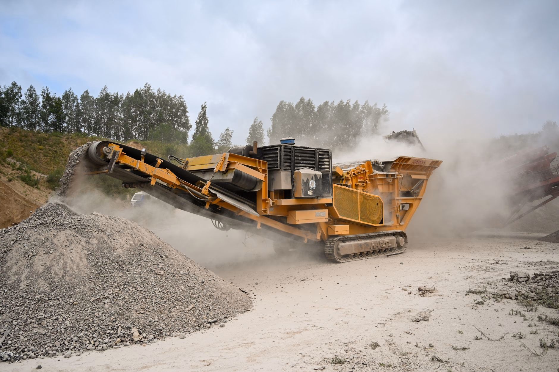 Concasseur mobile dans une carrière poussiéreuse, environnement abrasif pour les joints en polyuréthane