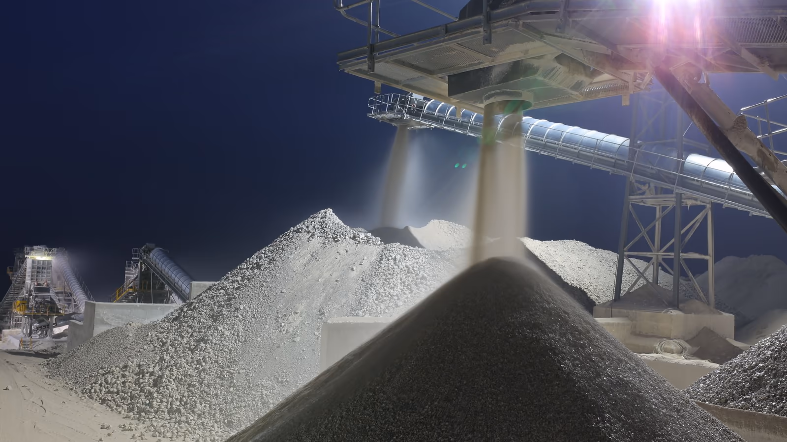 Aggregate handling facility with a transfer chute in a quarry