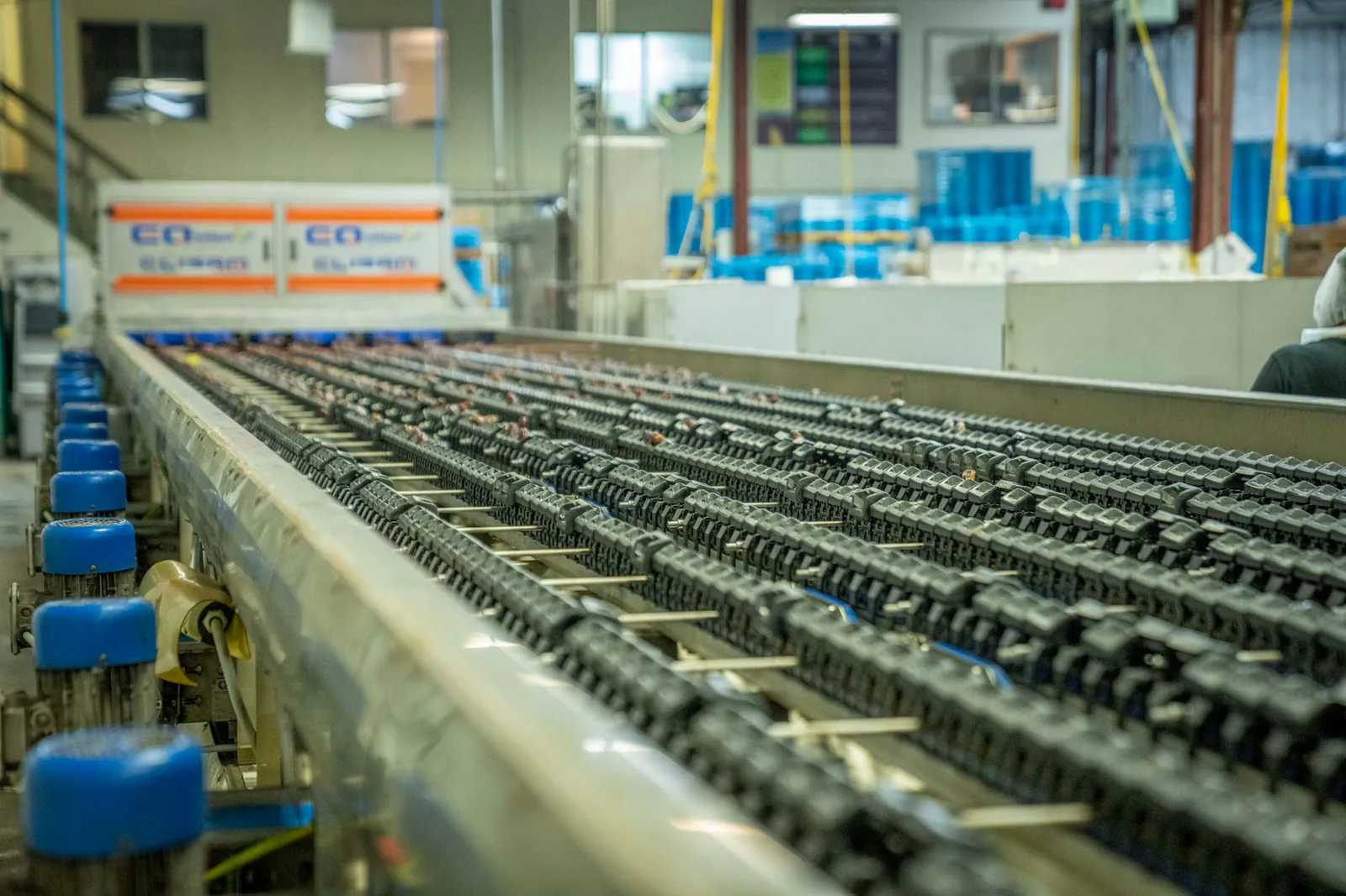 Ligne de convoyage industrielle avec composants de guidage et d’entraînement