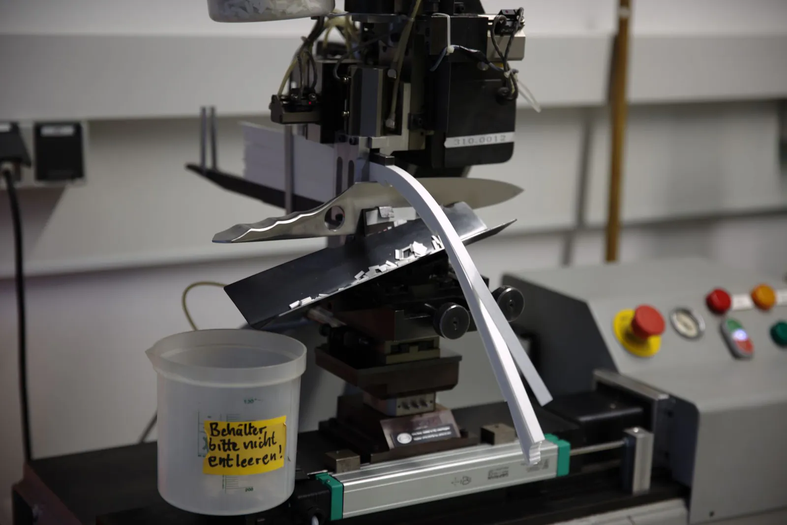 Laboratory machine testing the mechanical strength of a polymer specimen