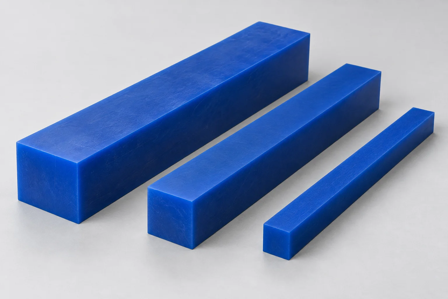 Illustration de barres pleines bleues en polyuréthane à sections carrées et rectangulaires